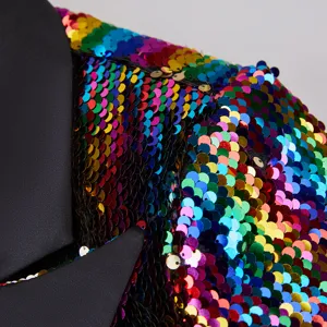 Primer plano detallado de la chaqueta blazer de lentejuelas coloridas de mujer arcoíris.