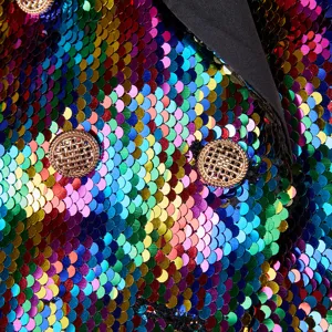 Primer plano detallado del blazer de lentejuelas coloridas, textura brillante y botones.