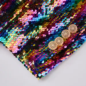 Detalle de manga de blazer de lentejuelas coloridas con botones dorados, chaqueta elegante.