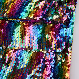 Primer plano muy detallado de tela con lentejuelas multicolores, textura brillante.