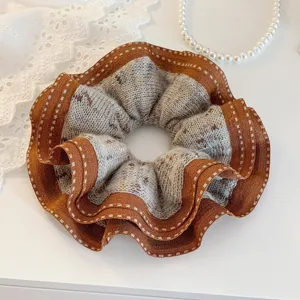 Koreanischer brauner gerüschter Strick-Haargummi, großer flauschiger Winter-Haarschmuck für Frauen.