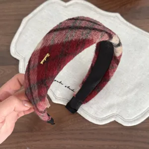 Burgunderroter karierter Haarreif aus Wolle mit breiter Krempe und goldenem Handmade-Akzent elegant