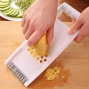 Multifunctionele handmatige groentesnijder, aardappelrasp en snijder voor de thuiskeuken.
