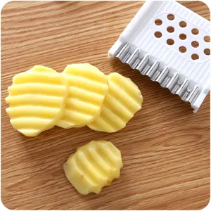 Handmatige golvende aardappelsnijder, roestvrijstalen mes plastic handvat keukengroente snijder