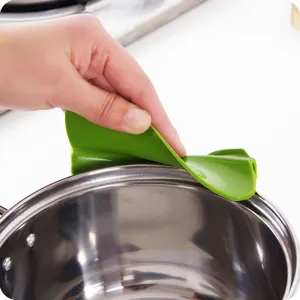 Silicone soup pouring spout anti-spill kitchen gadget pot edge liquid funnel tool