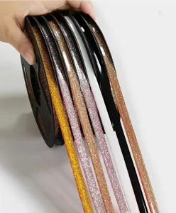 Gedetailleerd overzicht van zelfklevende voegstriprollen in diverse glinsterende kleuren.