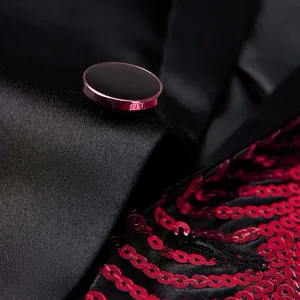 Jungs Pailletten Blazer Detailbild, schwarzer Satinstoff, glitzernde rote Wellen Pailletten.