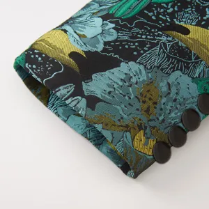 Gros plan détaillé sur le poignet d'un blazer rétro en jacquard avec motif élégant.