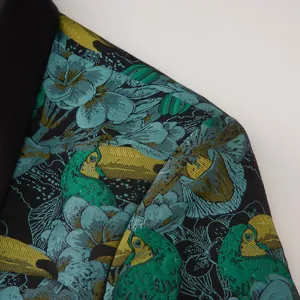 Détail de blazer pour homme en jacquard floral tropical vintage, veste slim tendance.