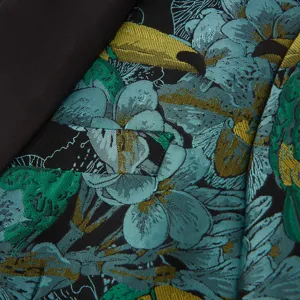 Vue détaillée du tissu de blazer jacquard floral vintage pour homme avec texture et poche.