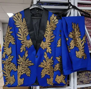 Traje azul de hombre con bordado de hojas de lentejuelas doradas, blazer y pantalones de escenario.