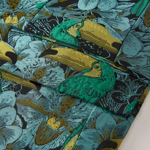 Détail de veste homme jacquard rétro, gros plan sur le tissu motif oiseau tropical