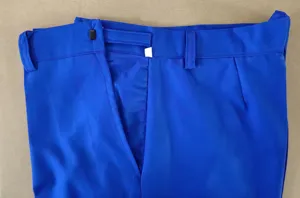 Pantalón de traje azul para hombre detalle de cintura, diseño clásico para ocasiones.