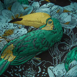 Vue rapprochée du tissu de costume jacquard rétro pour hommes avec toucan et motif floral tropical.