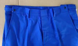Pantalón hombre azul detalle cintura hebilla diseño ropa indumentaria vista primer plano