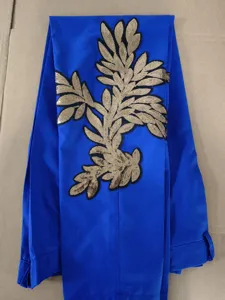Conjunto de blazer de traje informal azul para hombre con aplique de lentejuelas doradas.
