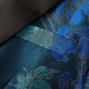 Vue de détail rapprochée du tissu de costume jacquard bleu rétro et du rabat de poche.