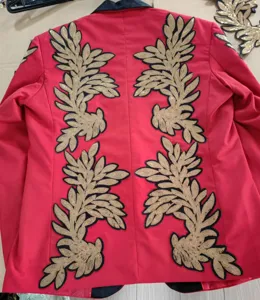 Chaqueta blazer roja de lentejuelas para hombre con bordado dorado para espectáculos.