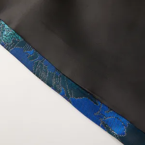 Gros plan sur le tissu de la veste de costume rétro pour homme avec bordure jacquard.