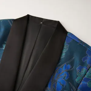 Détail de veste de costume casual rétro jacquard bleue pour homme avec col à revers noir.