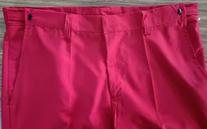 Pantalon de traje rojo hombre vista detalle, diseño clásico con hebilla, buena tela.