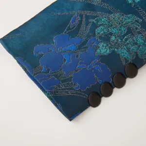 Gros plan détaillé du poignet de veste de costume pour homme en tissu jacquard floral rétro.
