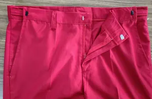 Vista detallada de la cintura de los pantalones de traje rojos de hombre con tiras ajustables.