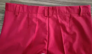 Primer plano de pantalón de hombre rojo que muestra la pretina y la calidad de la tela.