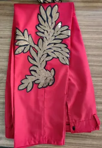 Pantalones de traje casual rojos para hombre con detalle de aplique de lentejuelas.