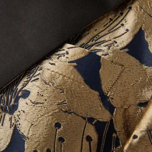 Gros plan détail de tissu jacquard or et noir rétro pour veste de costume homme.