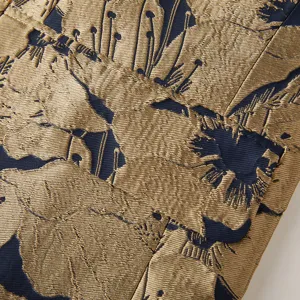 Gros plan détail du tissu de costume jacquard à fleurs rétro pour hommes, texture exquise.
