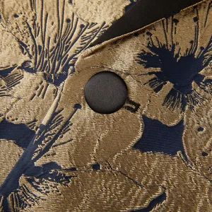 Vue détaillée du tissu de veste de costume pour homme en jacquard doré luxueux.
