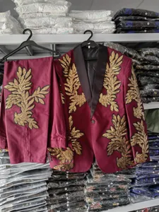 Conjunto de chaqueta blazer y pantalones burdeos bordados con lentejuelas doradas para hombre.