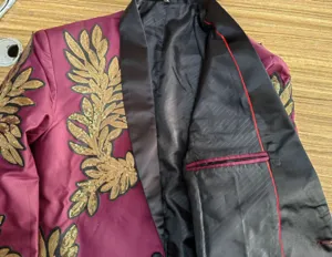 Chaqueta de blazer bordada con lentejuelas doradas de lujo para hombre top de escenario