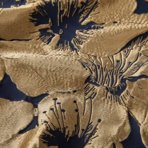 Détail du tissu de blazer pour homme en jacquard floral doré, texture rétro luxueuse.