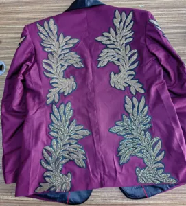 Chaqueta de traje para hombre con lentejuelas doradas detalle trasero para espectaculo