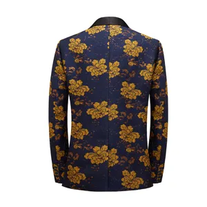 Vue arrière détaillée d'une veste de costume pour homme à motif floral doré et col.