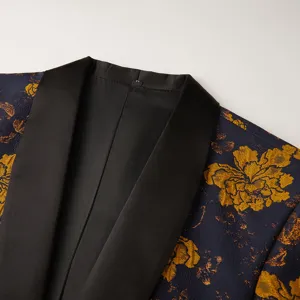 Détail de veste de costume jacquard vintage pour homme, col châle satin noir, texture.