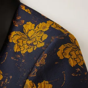 Gros plan détaillé du tissu de veste de costume jacquard à fleurs pour homme avec revers.
