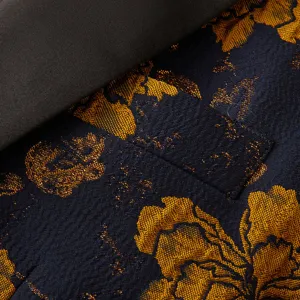 Gros plan sur le tissu et la poche du blazer décontracté jacquard vintage pour hommes.