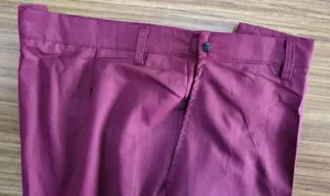 Pantalón de vestir hombre burdeos informal formal plano colocado ropa detalle estilo clásico
