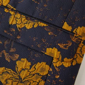 Gros plan détaillé d'une veste de costume casual rétro pour homme à motifs floraux.