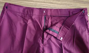 Pantalón casual burdeos para hombre, vista detallada clara de la cremallera y cintura.