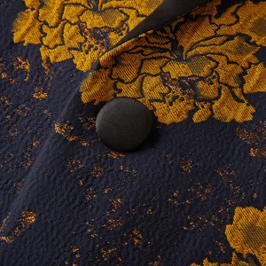 Détail de veste de costume jacquard rétro homme, magnifique tissu floral bleu et or.