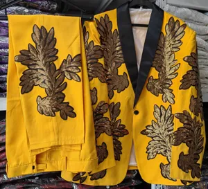 Elegante traje de blazer y pantalón con aplicaciones de lentejuelas doradas para hombre.
