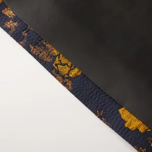 Gros plan detaille de la texture du tissu du revers jacquard costume homme, style elegant.