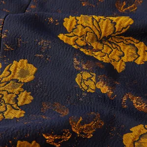 Vue en gros plan du tissu jacquard floral vintage pour veste de costume homme élégante.