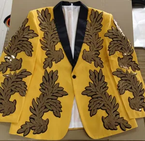 Detalle de chaqueta de hombre con bordado de hojas de lentejuelas doradas, solapa.