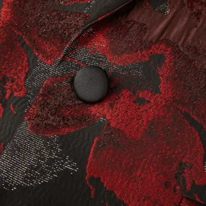 Détail en gros plan du tissu de veste de costume jacquard à fleurs rétro pour hommes.