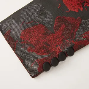 Gros plan sur la manche de costume jacquard rétro pour hommes avec boutons en tissu noir.